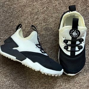 Nike Huarache - toddler size 8c - black and white